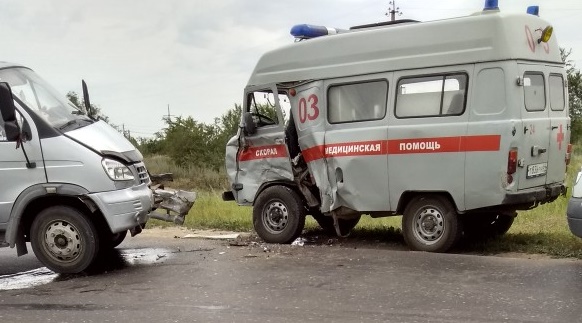 Под Энгельсом в ДТП со «скорой» пострадали 2 человека
