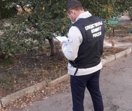 Прохожие обнаружили на лавочке у дома труп женщины