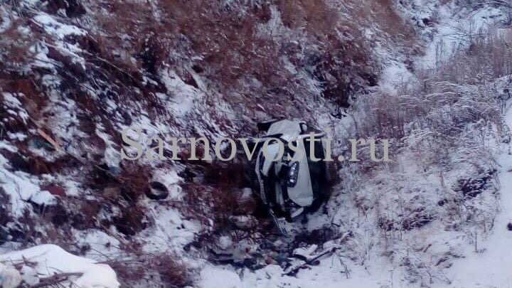 Под Саратовом водитель на кроссовере вылетел в овраг