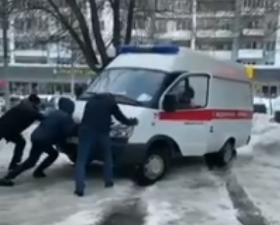 Жители Саратова выталкивали из ледяной колеи скорую помощь 