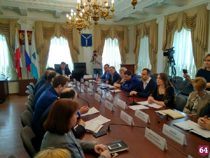 Депутат предложил ставить на люки замки и маркировку 