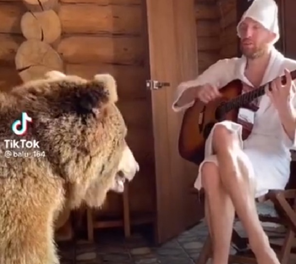 В Саратове медведя развлекали в бане песнями 