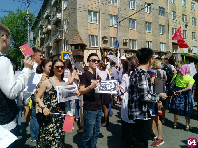 В Саратове на «Бессмертный полк» вышли студенты из Китая  
