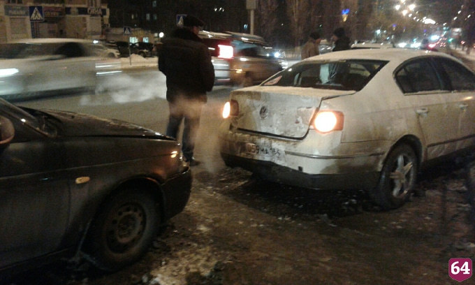В Саратове иномарка протаранила ограждение у торгового центра