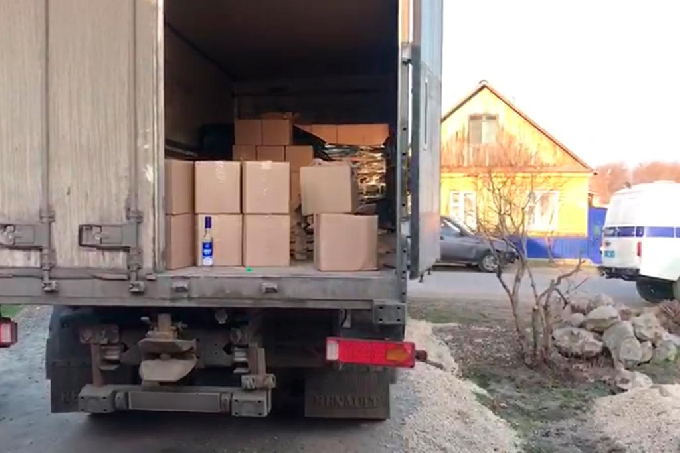Полицейские изъяли контрафактные алкоголь и сигареты на 2 млн рублей 