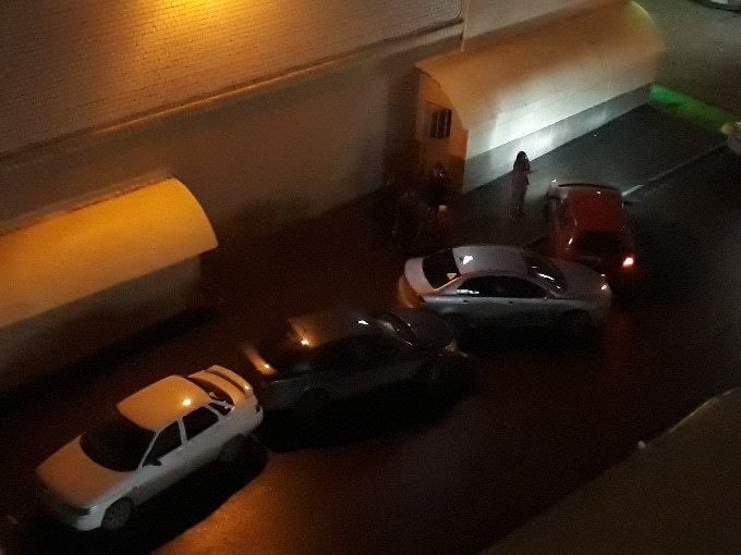 В Саратове автоледи задела 3 машины во время парковки