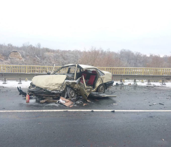 В лобовой аварии под Вольском погибла пассажирка иномарки