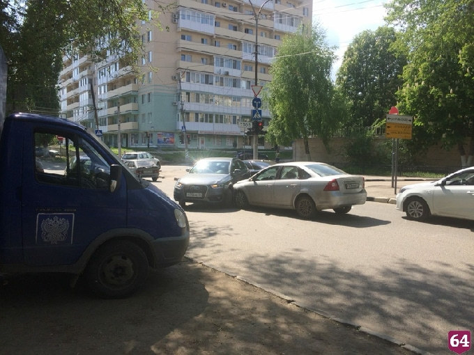 Дорога к вокзалу заблокирована из-за ДТП с кроссовером