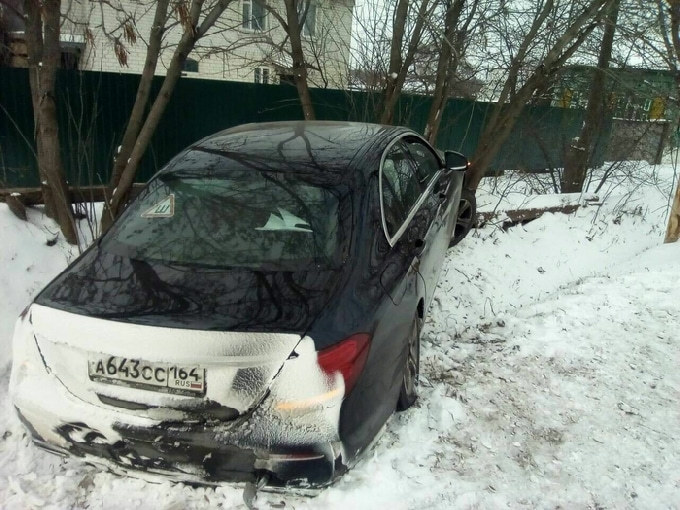 BMW вылетел в кювет и повис на дереве