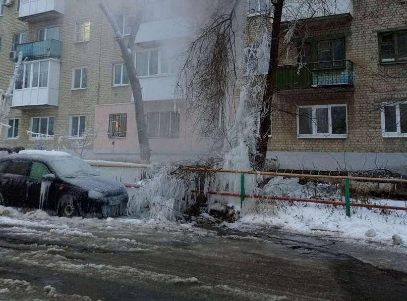 В Саратове коммунальная авария превратила автомобиль в ледяную статую