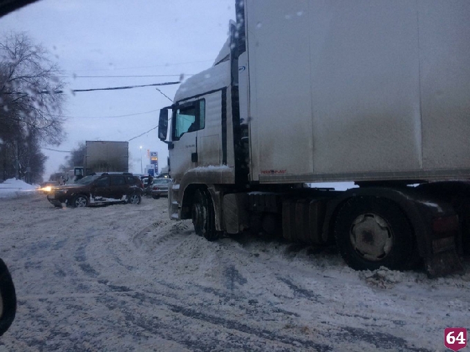 В Саратове фуры заблокировали въезд в город