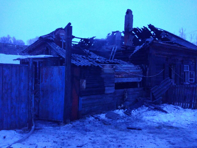 Пожарные нашли тело мужчины возле кровати в сгоревшем доме