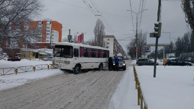 В Саратове пассажирский автобус снес ограждение и врезался в «Рено»