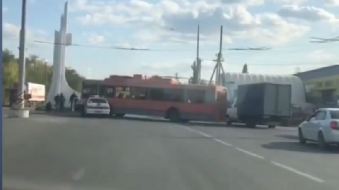 В Энгельсе троллейбус врезался в «Весту»