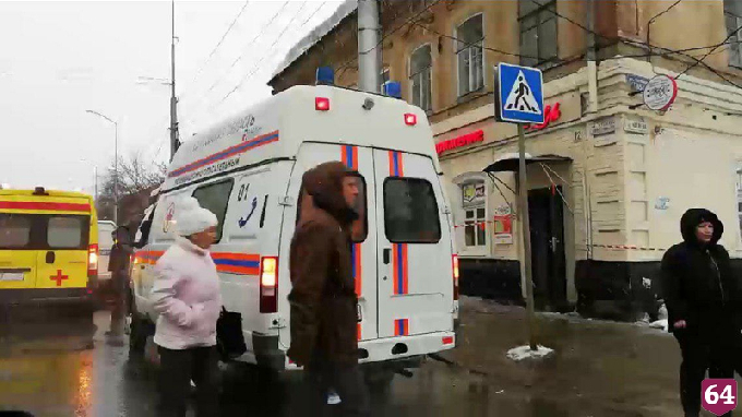 Ударившая женщин наледь сорвалась с дома без УК