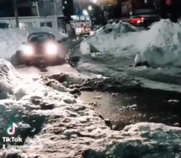 В Саратове огромная лужа «закрыла» дорогу для автомобилей