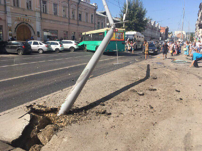 На Московской столкнувшийся с такси автобус отбросило на припаркованные машины