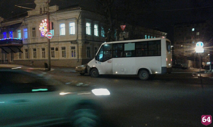 В центре Саратова женщина пострадала в ДТП с маршруткой