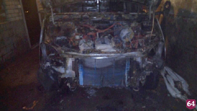 Огонь уничтожил эвакуатор бывшего инспектора ГИБДД