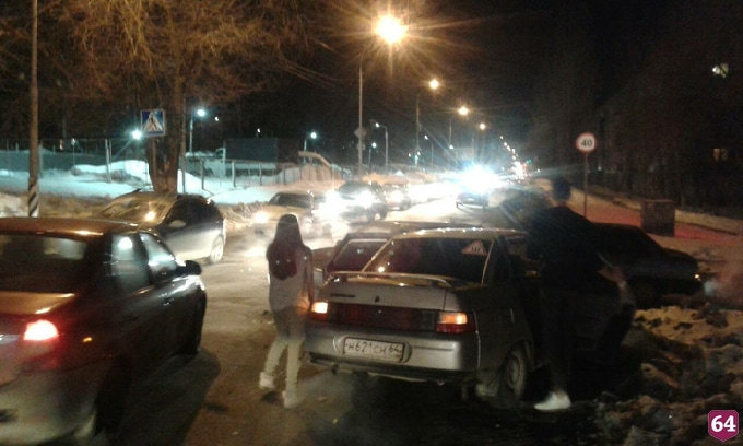 В Саратове участник массового ДТП станцевал лезгинку на дороге
