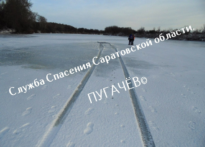 «Нива» саратовца ушла под лед 