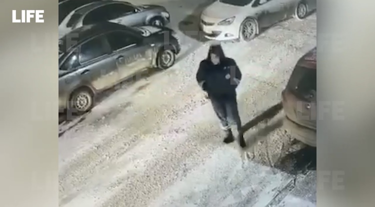 Полицейского проверят после жалоб на порчу автомобилей во дворе