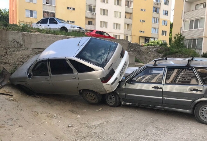 В Саратове скатившаяся со стоянки «Лада» помяла припаркованный автомобиль 
