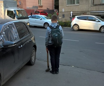 Жителей Саратова удивил школьник с топором в руках