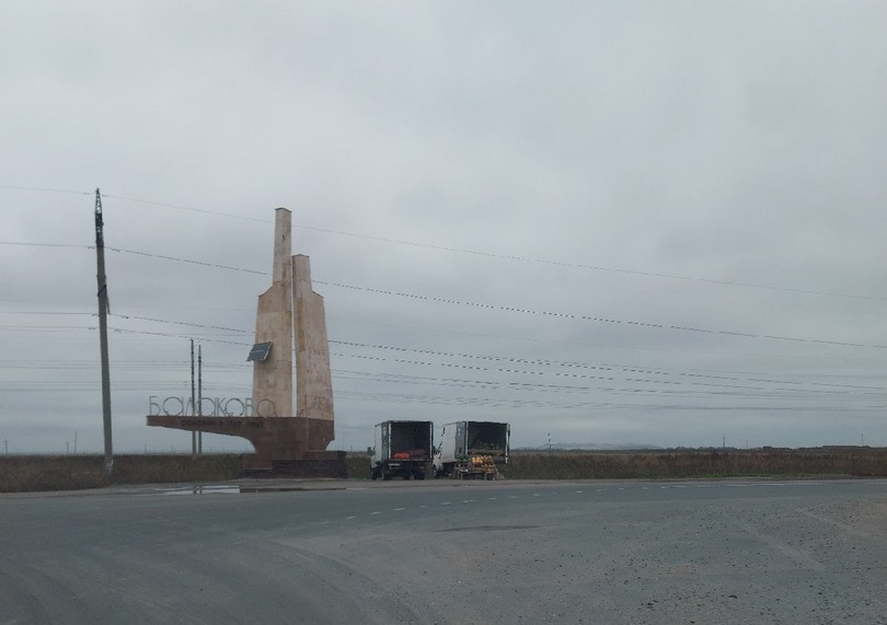 Саратовцев возмутила торговля арбузами у стелы