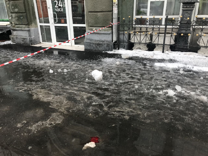 Возбуждено дело по факту травмирования саратовца глыбой льда
