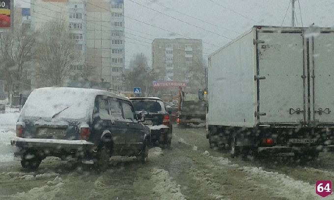 На Тархова наблюдается транспортный коллапс из-за коммунальной аварии 