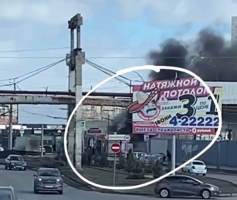 В Саратове сгорела шиномонтажная мастерская
