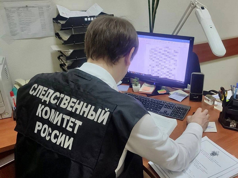 Жителя Энгельса изрезали ножом и избили костылем в подъезде
