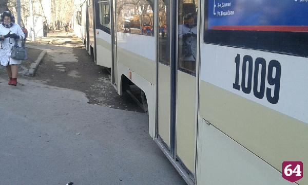 В центре Саратова остановились троллейбусы и трамваи 