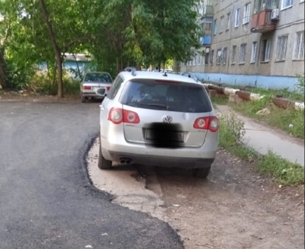 Дорожники оставили «островок» под припаркованной машиной