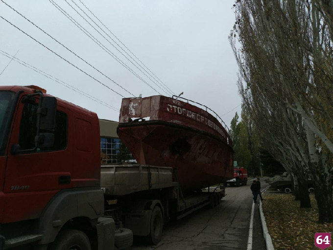 В парк Победы Саратова доставили пожарный теплоход