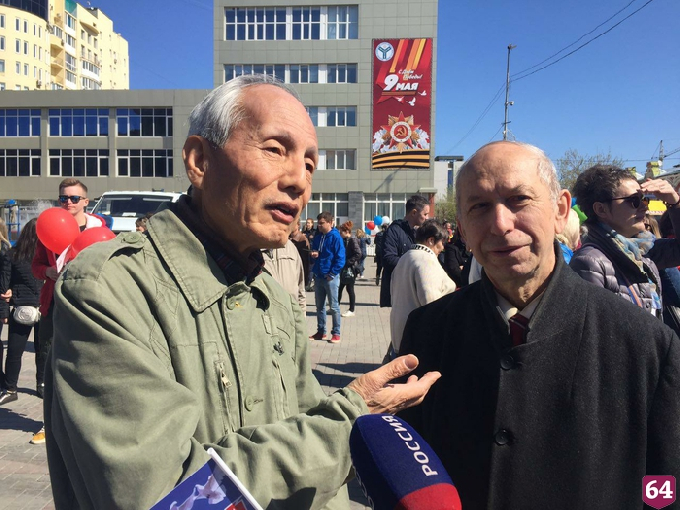 Японский волонтер в Саратове принял участие в первомайском шествии