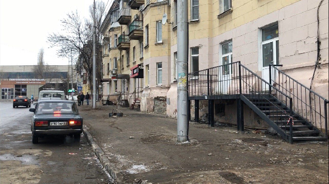 В центре Саратова при падении с крыши погиб мужчина