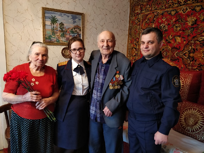 Саратовские следователи перед Новым годом навестили ветерана Анатолия Иночкина