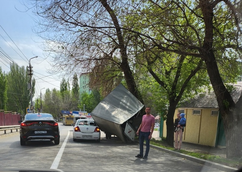 В Саратове фургон хлебной машины упал на иномарку