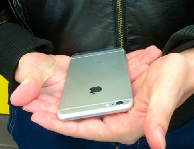 В центре Саратова грабитель отобрал у женщины два iPhone