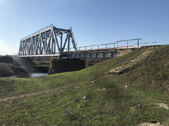 С железнодорожного моста в Дергачах сорвалась 9-летняя девочка 