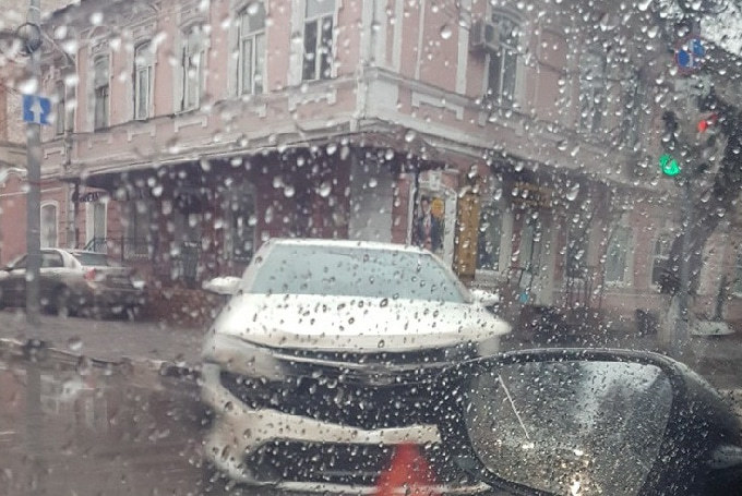 В центре Саратова при столкновении иномарок пострадала женщина