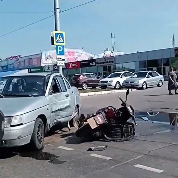 Скутерист протаранил выезжавший с территории ТЦ автомобиль