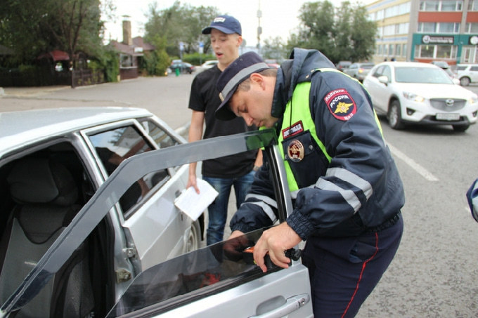 В Саратове злостных неплательщиков штрафов поймали на незаконной тонировке