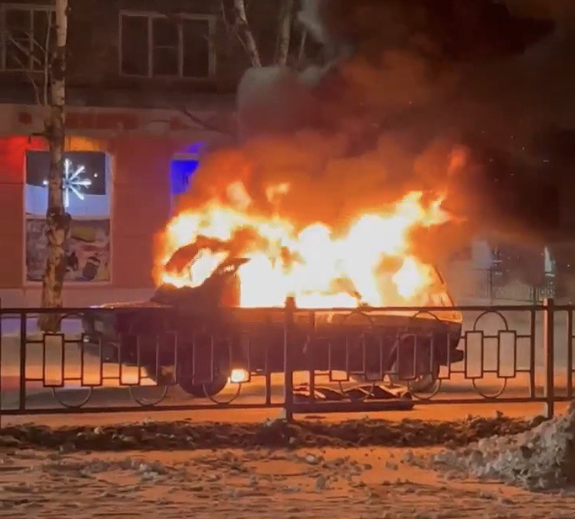 Очевидцы сняли на видео полыхавшие под Саратовом «Жигули»