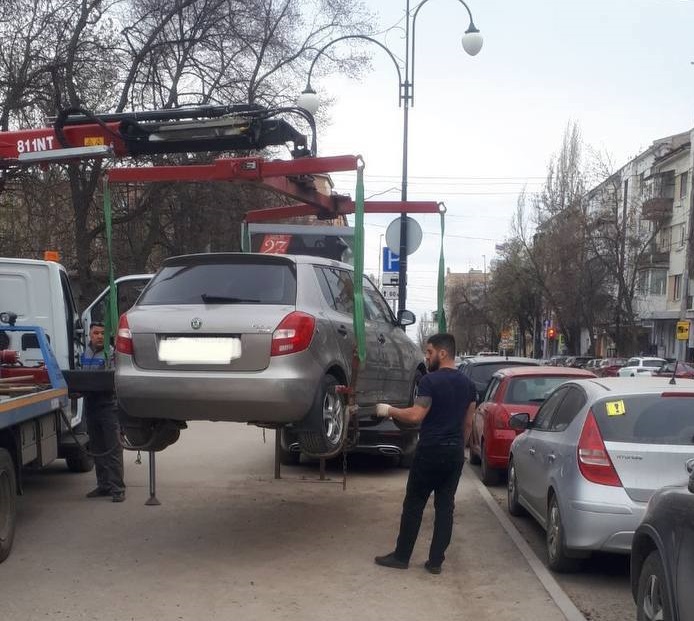 От колледжа искусств в Саратове эвакуировали машины автохамов