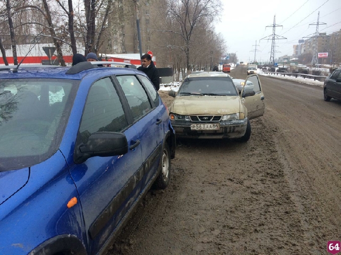 На Тархова невнимательный водитель Daewoo спровоцировал аварию с «Калиной»