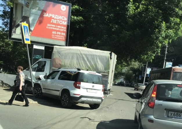 Автоледи у «Триумф Молла» протаранила грузовую «Газель»