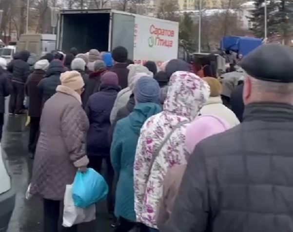 Жители Саратова встали в очереди за дешевыми яйцами